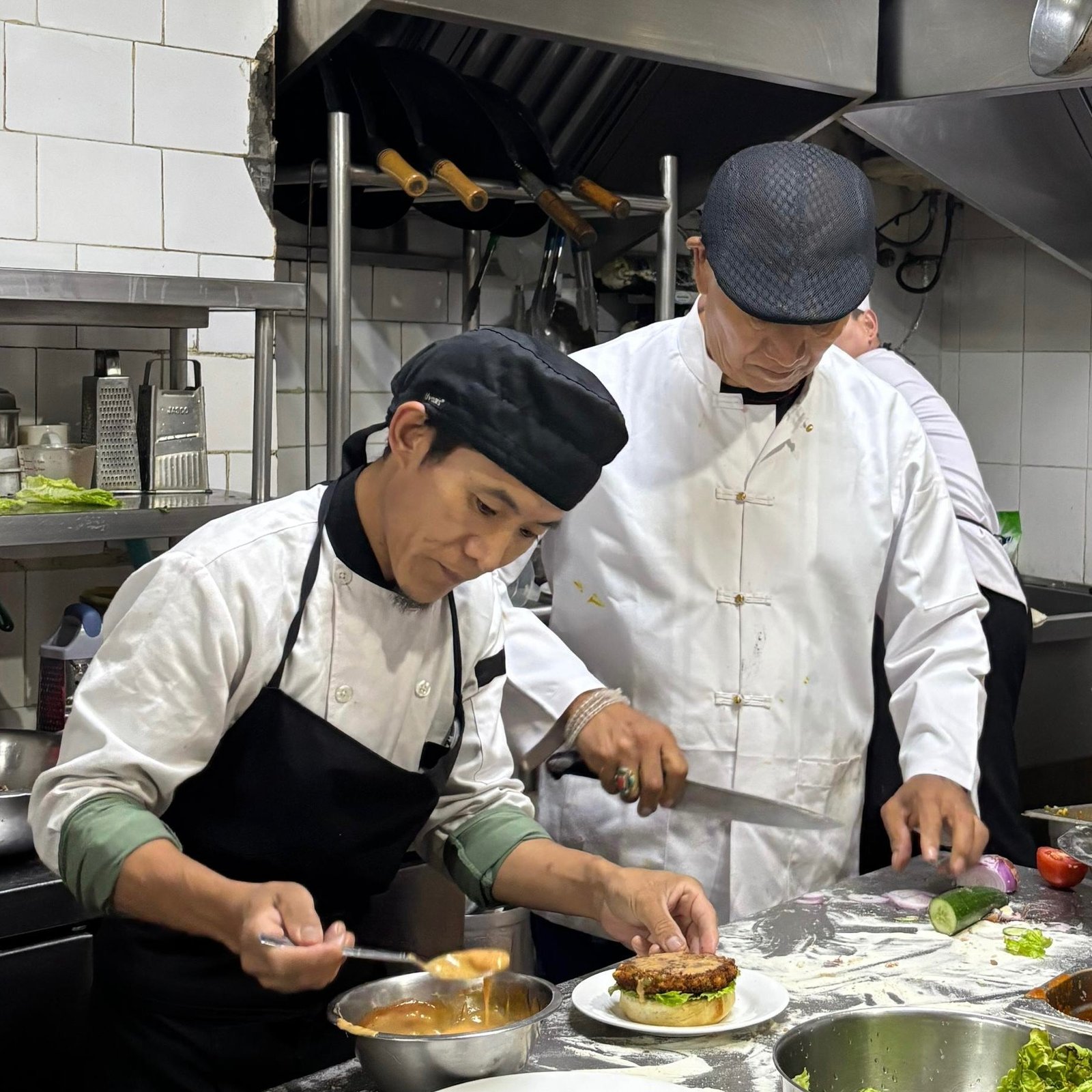 BURGER ANRICHTEN 010825